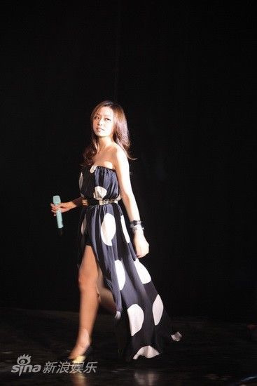 张靓颖迷人登场