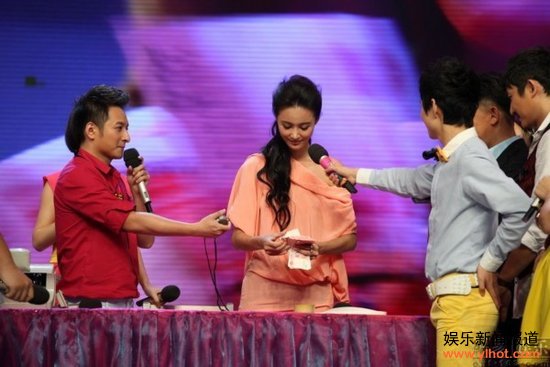 张歆艺做客《快乐大本营》 与快乐家族欢迎圣诞